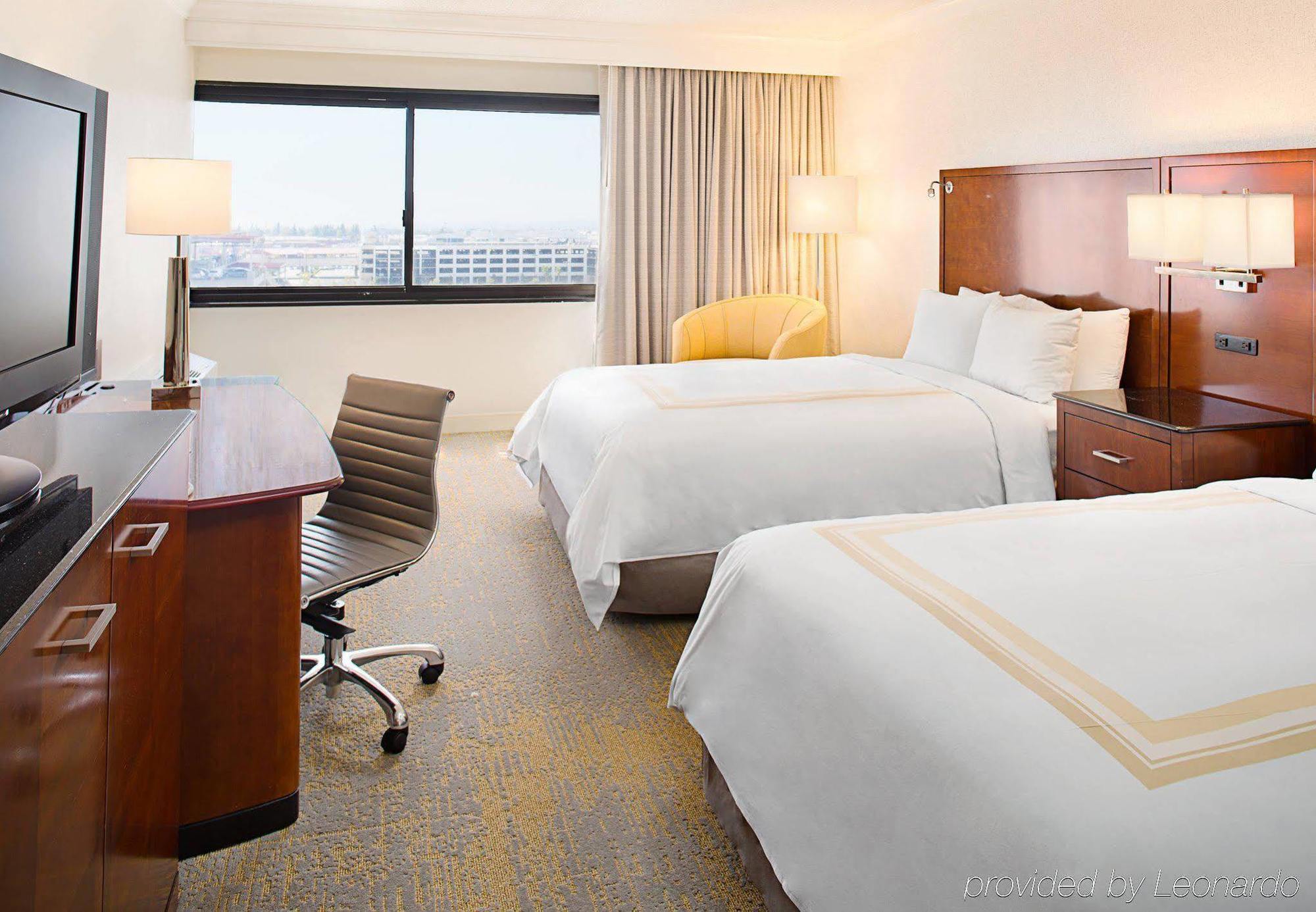 Hotel Angeles Marriott Airport 4*