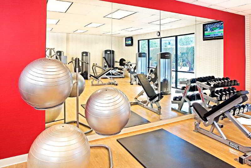Hotel Angeles Marriott Airport 4*